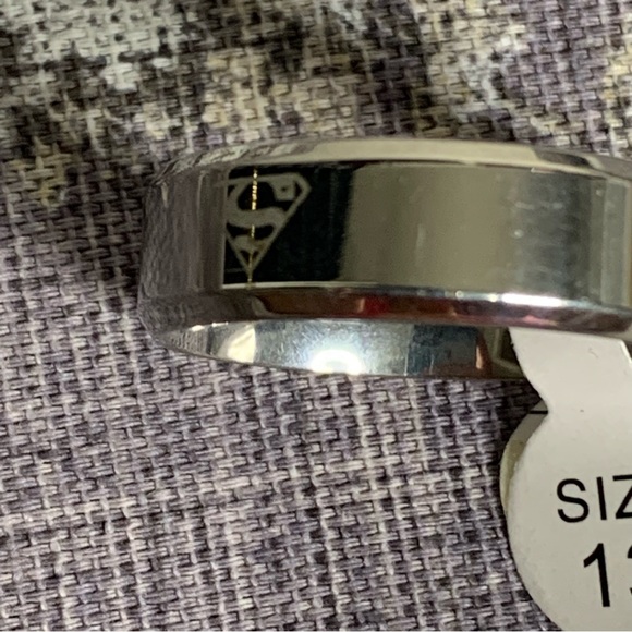 NWT Men’s Thick Etched Superman Ring - Picture 6 of 9